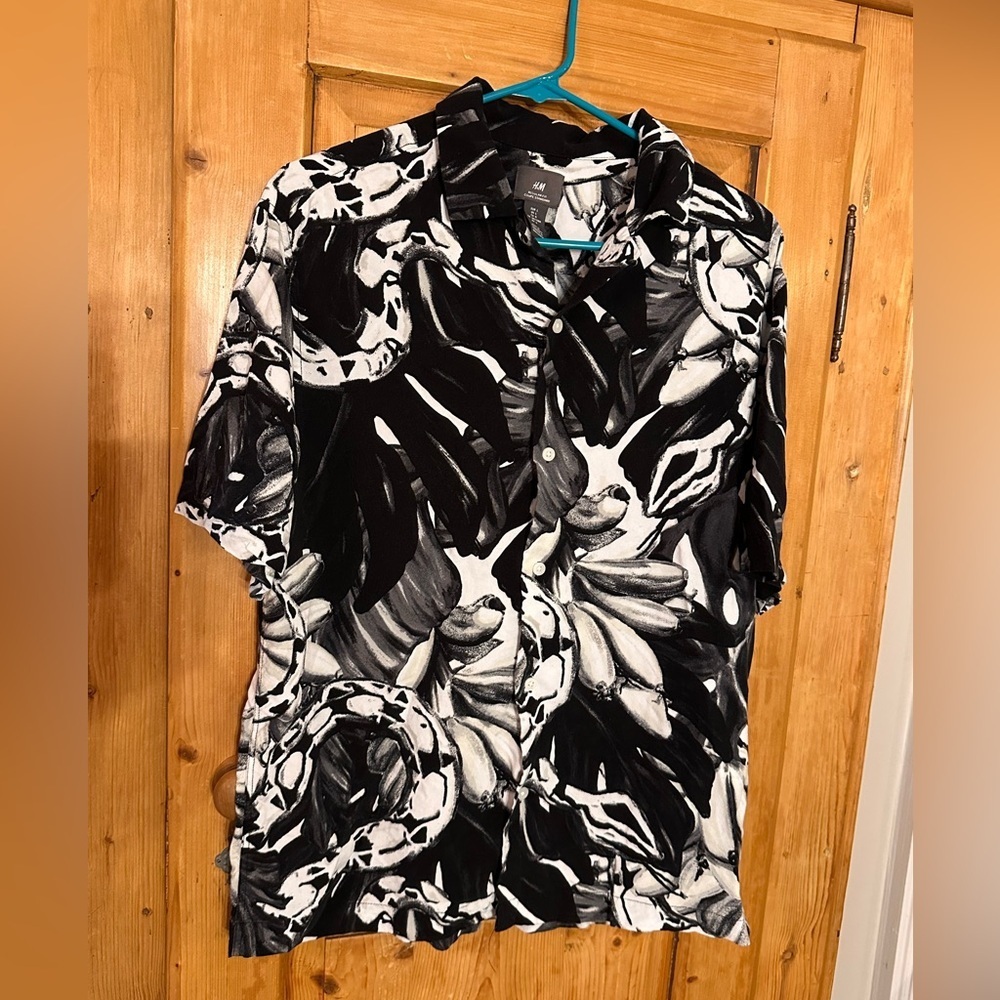 H&M Black & White Hawaiian Floral Button Down Sz Large Mens